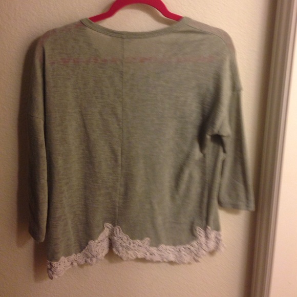 green 3/4 sleeve shirt - Picture 2 of 2
