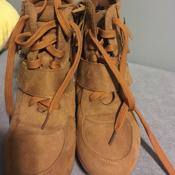 Wedged boots