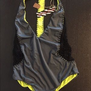 Nwt Indah pagoda reversible onepiece in lime/grey.