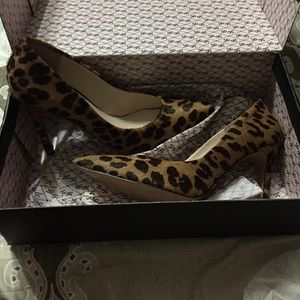Leopard pony hair pump