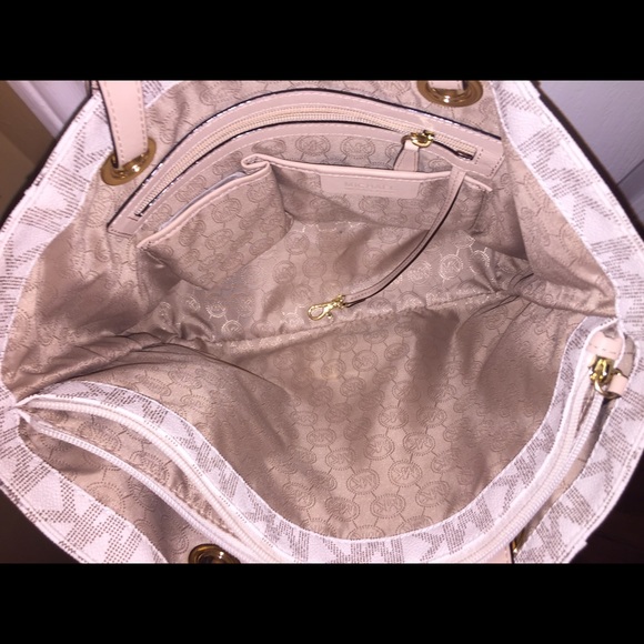 Brand new Michael Kors Purse ! - Picture 3 of 4