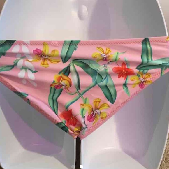 TRIANGLE WHITE AND FLORAL BIKINI ‼️ - Picture 2 of 2