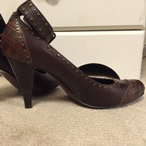 Richard Tyler brown heels