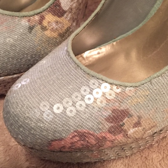 Light blue high heels with sequin/floral print - Picture 4 of 4