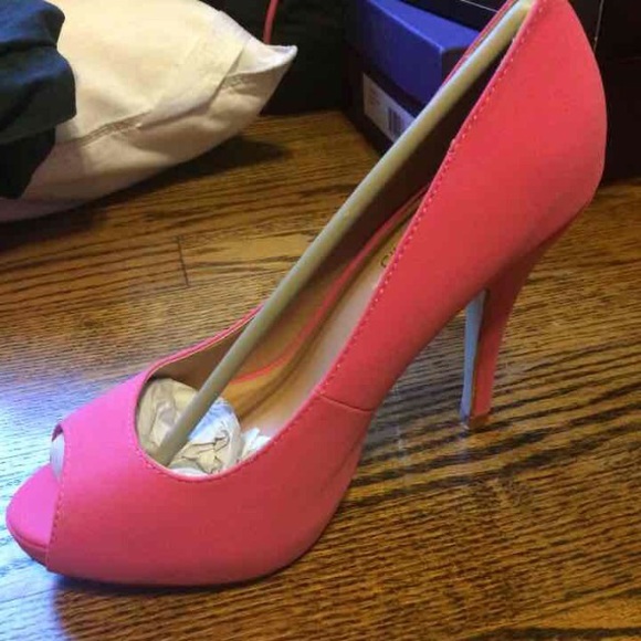 Pink Heels NEW - Picture 2 of 4
