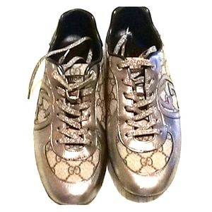 Gucci sneakers super clean in good condicion