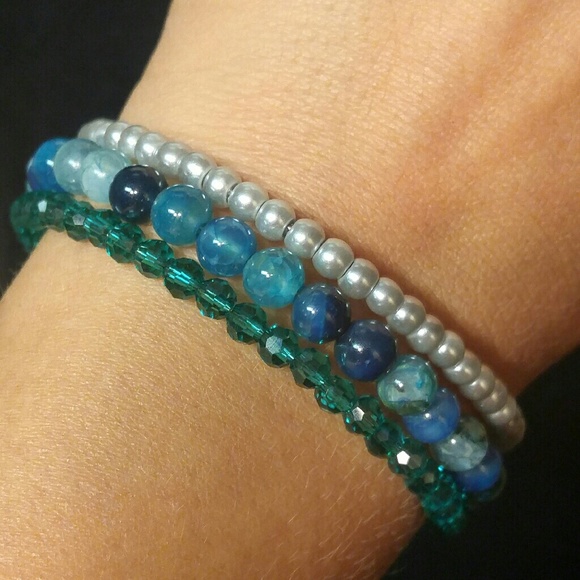 Beautiful green beaded loop bracelet