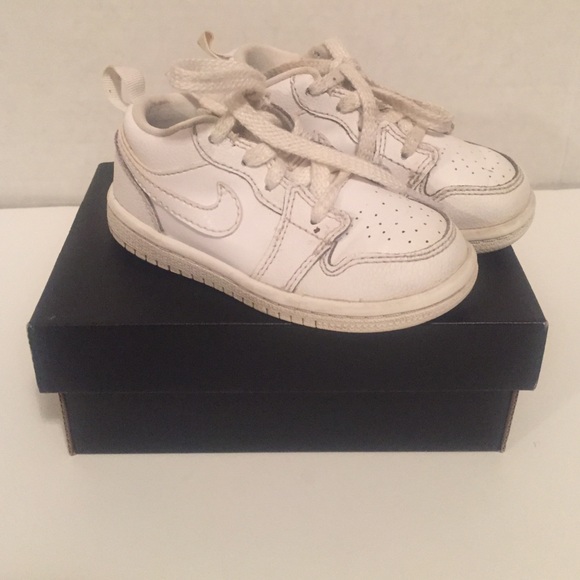 White nike shoes