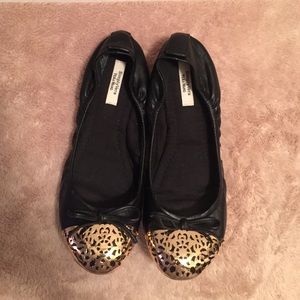 Simply Vera Wang. Black and Gold Ballet Flats.