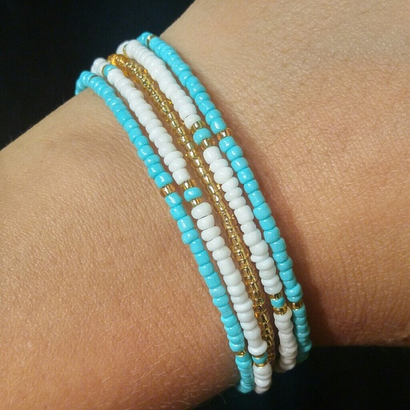 Dainty beaded loop bracelet