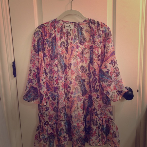 an American eagle paisly printed kimono.