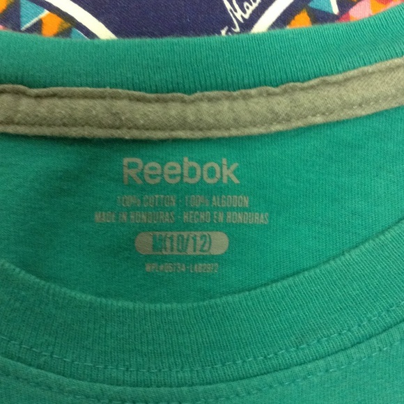 A reebok t shirt - Picture 3 of 4