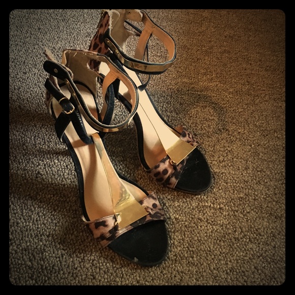 Never worn beautiful forever 21 heels. Size 8 US.