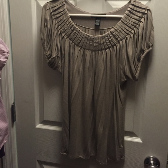 Macy's Shortsleeve pleated knit. Size large.