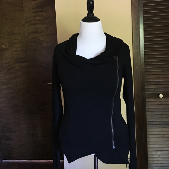 Market and Spruce zip top
