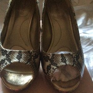 Bandalino Sz 7 peep toe pump.