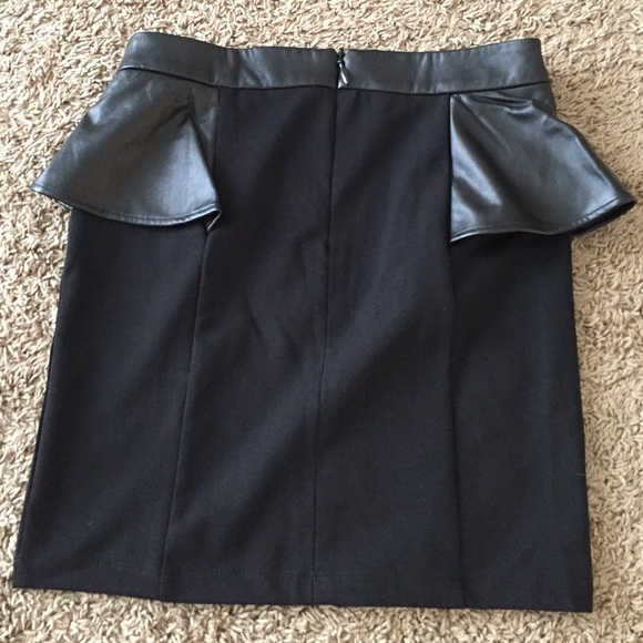 Black skirt - Picture 3 of 3