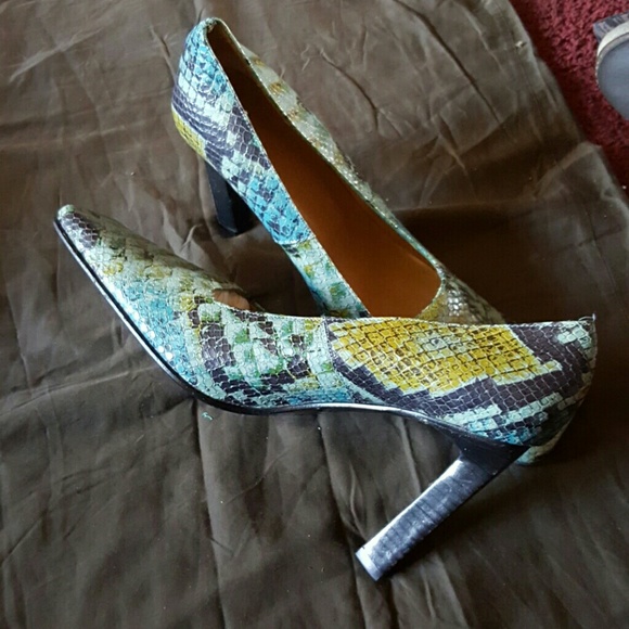 Shoe - Picture 2 of 3