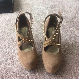 Spiked nude heels !