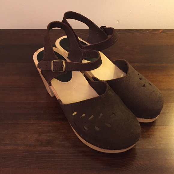 Barely worn brown suede Sven's clogs