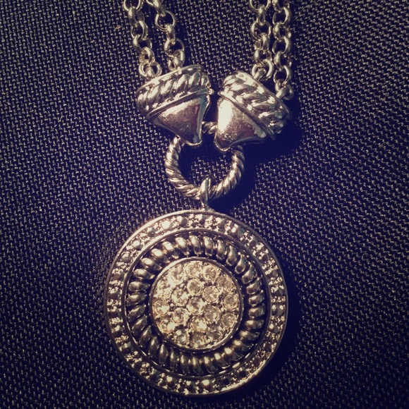 Crystal pendant necklace