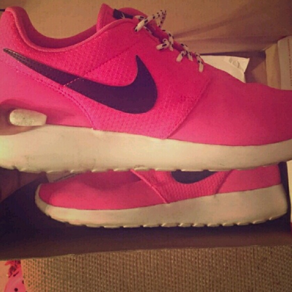 Pink nike roshe