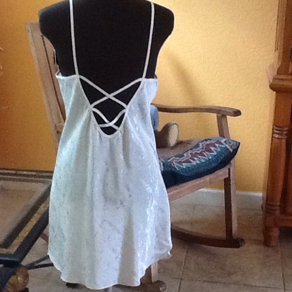 Beautiful solid white nighty - Picture 2 of 4