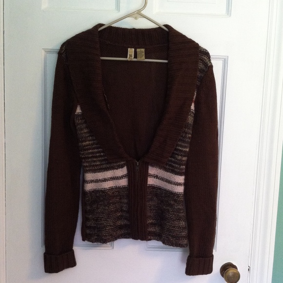 Buckle vneck zip sweater