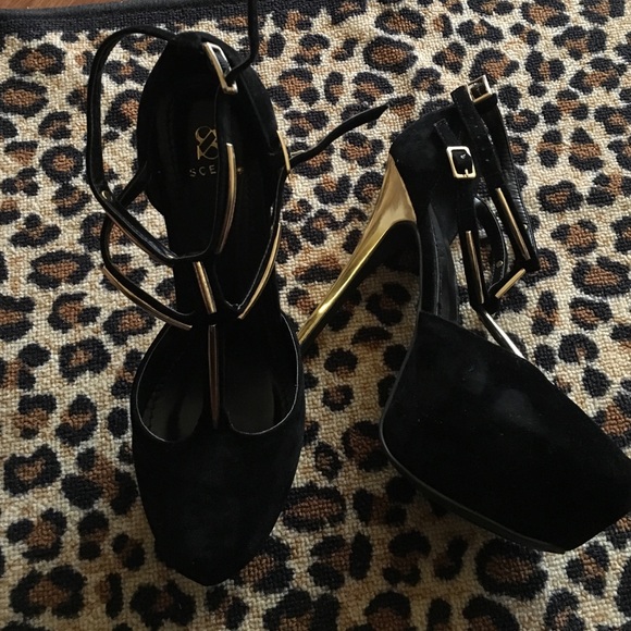 Size 10 black and gold heels