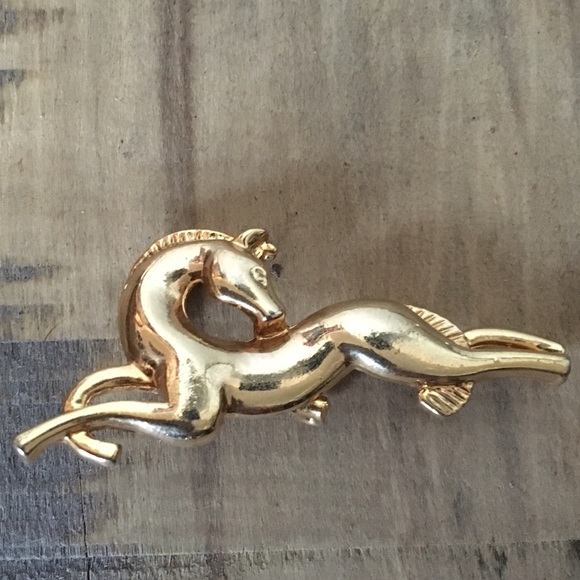 Vintage Gold tone racing horse brooch lapel pin