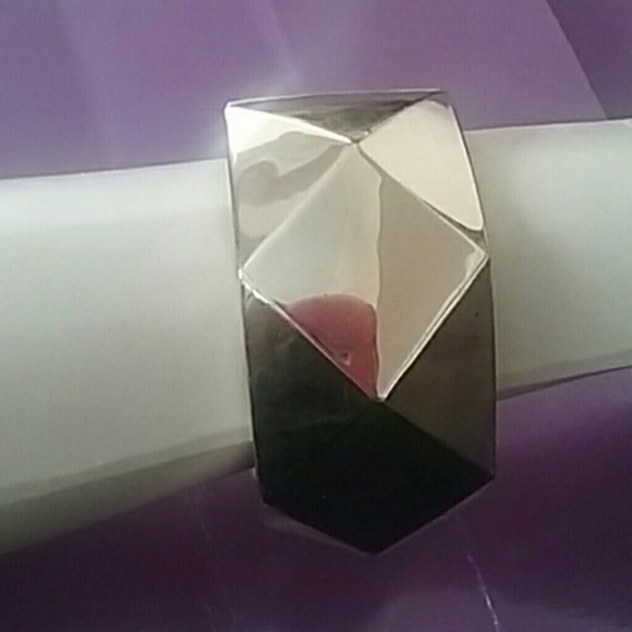 Hinged gold bangle