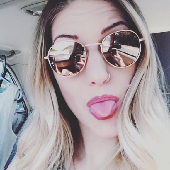 Meet your Posher, Courtney - Picture 2 of 8