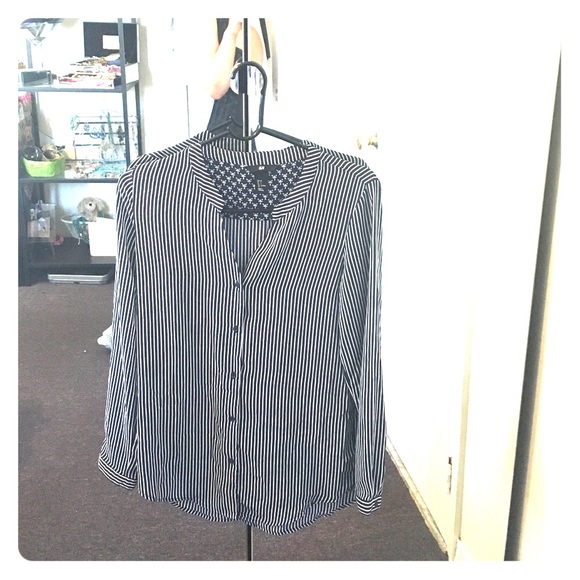 Beautiful full sleeved button down top.