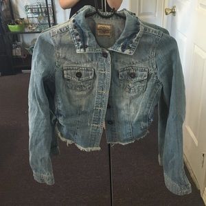 Studded crop distressed jean jacket! 🎉🎉