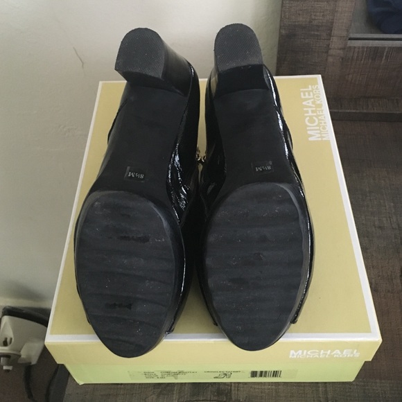 ❌SOLD❌ Michael Kors Chatom Bootlet - Picture 3 of 4