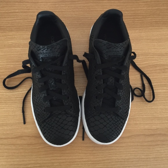 le adidas stan smith di donne poshmark nero le adidas stan smith di donne poshmark nero