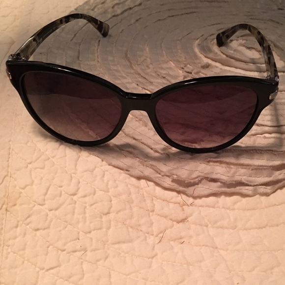 DVF black with gray cat eye sunglasses