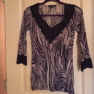 Like new animal print v neck 3/4 length sleeves