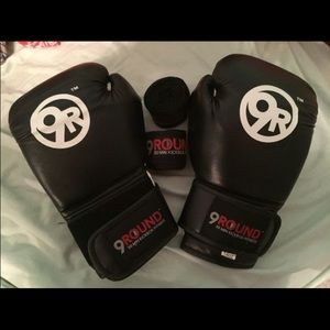 9 Round boxing gloves and wrist wraps