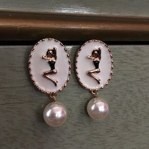 Pinup girl ear rings with pearls