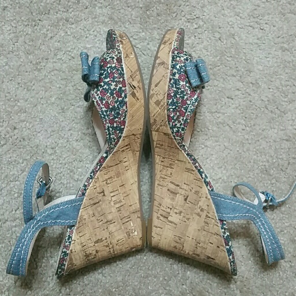 SOLD ~ Tommy Hilfiger Wedges - Picture 2 of 4