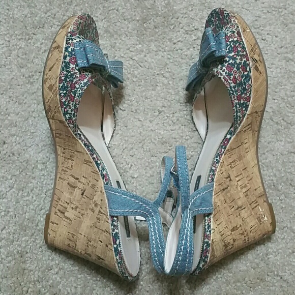 SOLD ~ Tommy Hilfiger Wedges - Picture 4 of 4