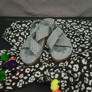 NWOT MUK LUKS Gray sandala
