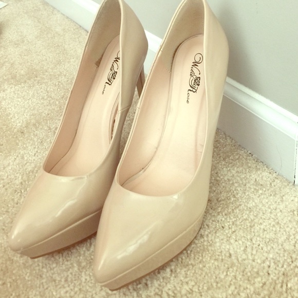 Nude Pumps