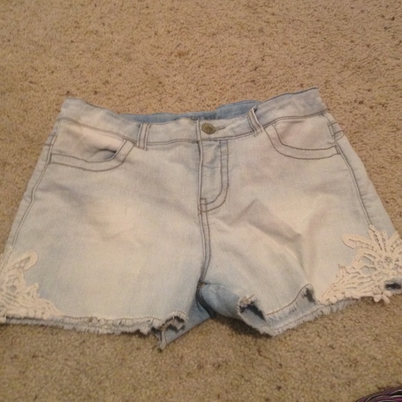 Shorts with lace on the bottom sides