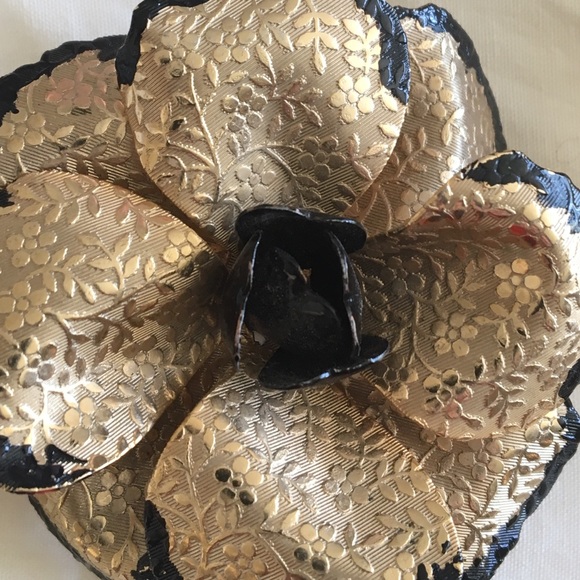 Vintage Gold & Black Metal Flower Pin - Picture 4 of 4