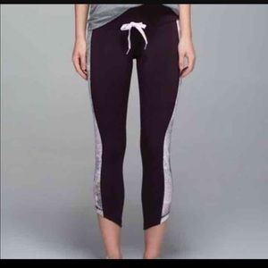 EUC Lululemon Retreat 7/8 Blackberry Pant