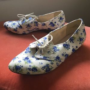 Restricted // blue floral low heel Oxford