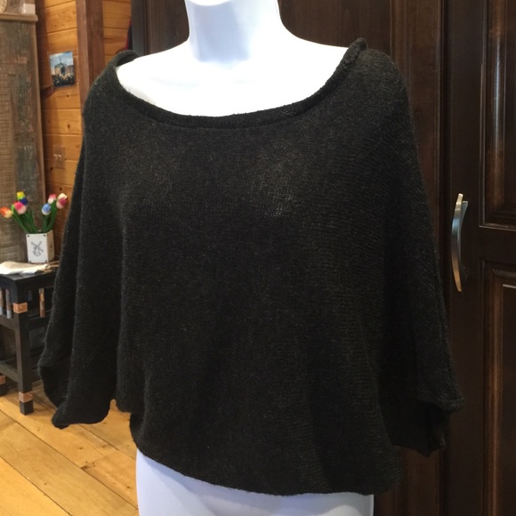 Black and gold scoop neck short sleeve sweater.