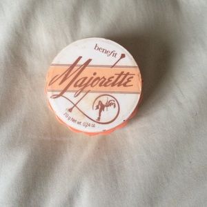 Benefit Majorette